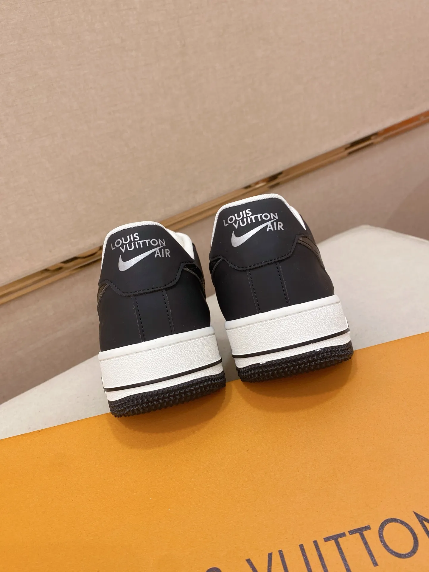 Men's shoes💰 440💰Louis Vuitton (Louis Vuitton/LV) top 🔍🔍 new models are on sale at the same time, the upper 🇮🇹 imported Italian first-layer cowhide, fully imported mesh breathable lining 💪💪, completely 1⃣️compared 1⃣️Reproduction🇮🇹💪💪, ⚠Sole: The original sole is specially provided by the original factory, the exclusive movable molded sole is super comfortable, ⚠Original factory follow-up goods, 🔍🔍high quality, you can enter and leave the counter at will, welcome to compare⚠. Code number: 38-44. Can be customized for 45 non-refundable!